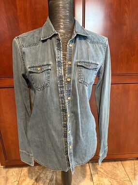 American Eagle Outfitters Denim Button-Up Shirt in Light Blue